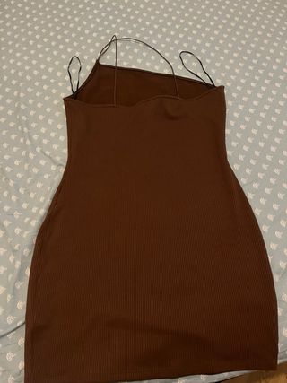 Vestido corto marrón asimétrico