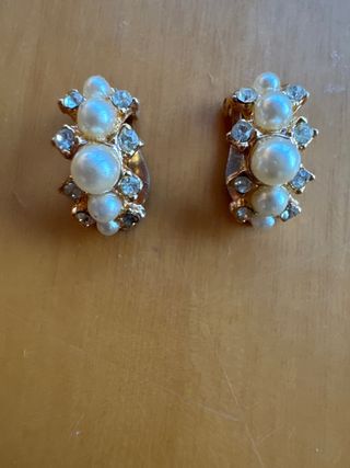Pendientes broche perlas y strass dorados