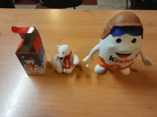 Peluche a forma di uovo Coca-Cola e Kinder