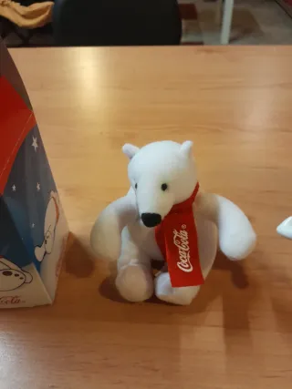 Peluche a forma di uovo Coca-Cola e Kinder