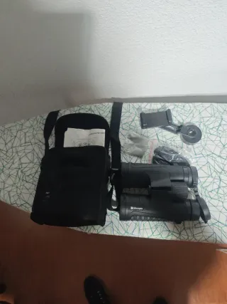 Prismáticos con funda y accesorios