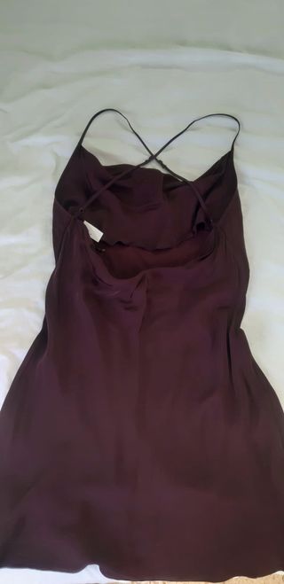 Vestido corto con espalda al aire. De H&M. Nuevo s