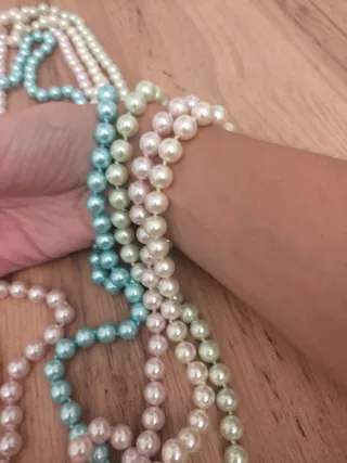 Confezione di collane in perle sintetiche. 