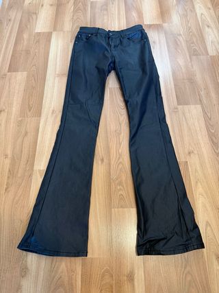 Pantalón negro campana