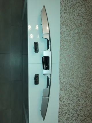 Moldura portón Toyota Avensis
