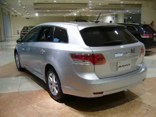 Moldura portón Toyota Avensis