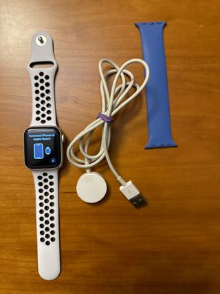 Apple Watch con cargador y correa