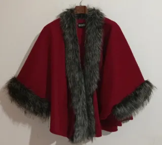 Mantella rossa con pelliccia finta