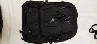 Mochila de viaje negra de 8o litros

