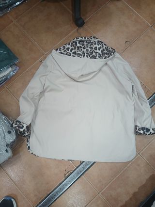 Chaqueta beige con capucha
