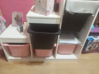 Scatola per giocattoli per bambini bianca con cubi rosa