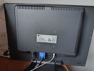 Pantalla YURAKU Negra y torre LG