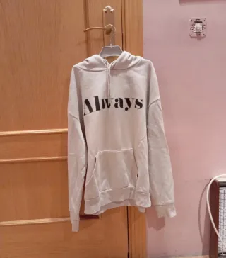 Sudadera blanca con letras negras