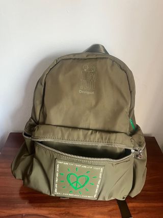 Mochila Desigual verde con corazón y símbolo paz