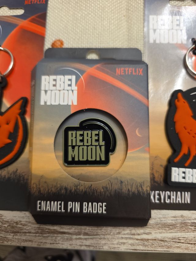 Rebel Moon llaveros y pin Netflix