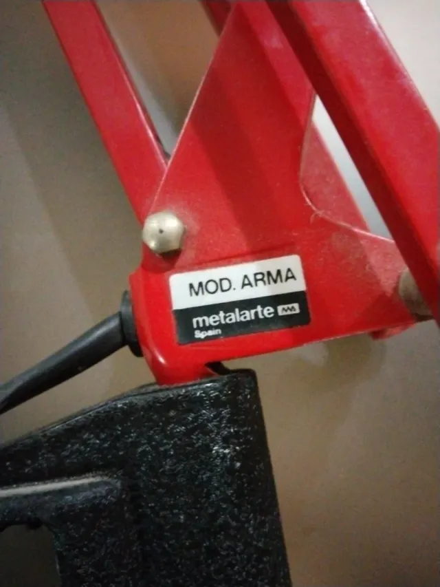 Lámpara de arquitecto articulada roja Metalarte 