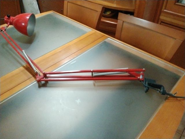 Lámpara de arquitecto articulada roja Metalarte 