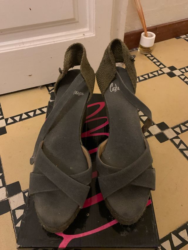 Sandalias Castañer grises y verdes