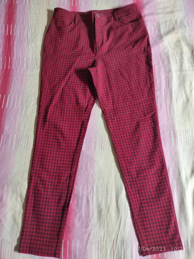 Pantalón pitillo cuadros rojo y negro