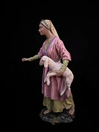 Figura de belen, pastorcilla con cordero