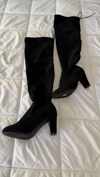 Botas pretas de salto alto