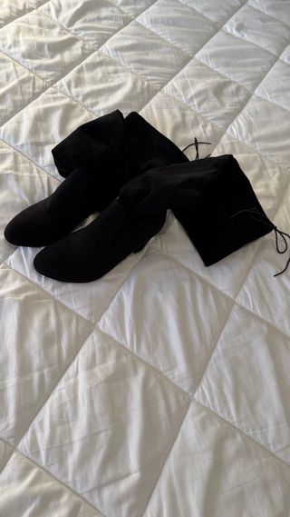 Botas pretas de salto alto