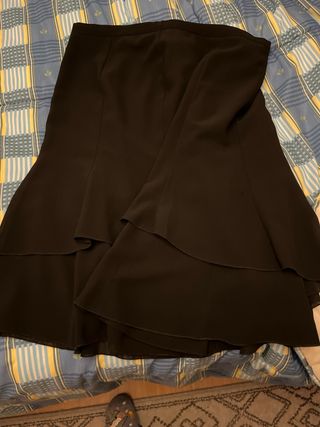 Falda larga negra con volantes, muy elegante.