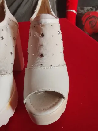 Zapatos de tacón blancos con pedrería