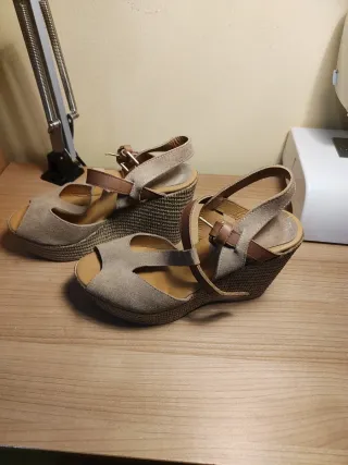 Sandalias cuña beige y marrón