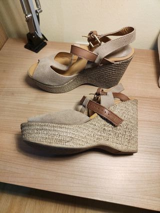 Sandalias cuña beige y marrón