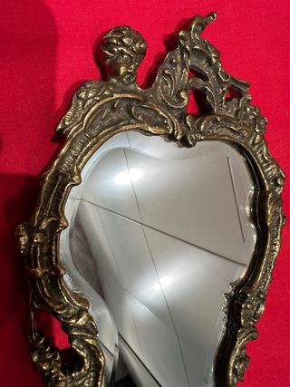 Espejo de tocador dorado con peana