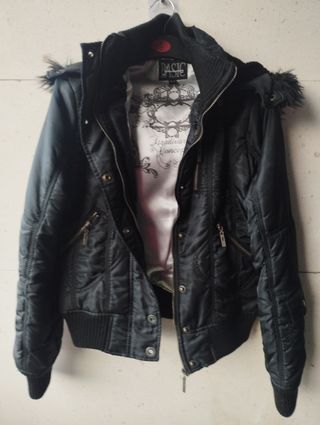 Cazadora Stradivarius negra con capucha vintage 