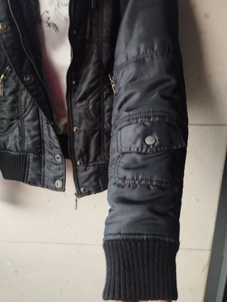 Cazadora Stradivarius negra con capucha vintage 