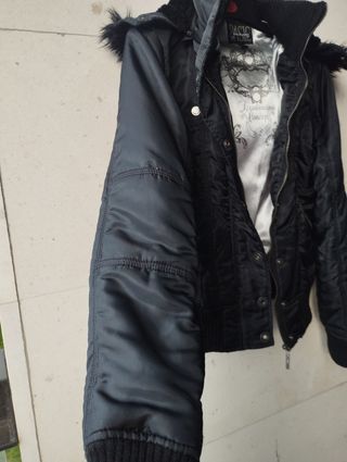Cazadora Stradivarius negra con capucha vintage 