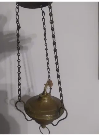 Antica lampada a olio in ottone dorato