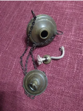 Antica lampada a olio in ottone dorato