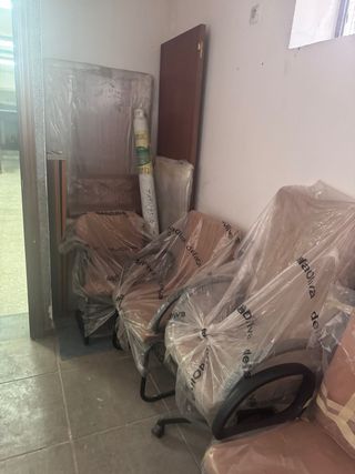 UFFICIO Sedie e tavolo da ufficio beige e neri