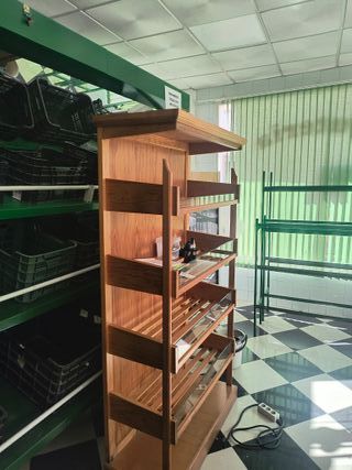 Mueble expositor madera y cristal
