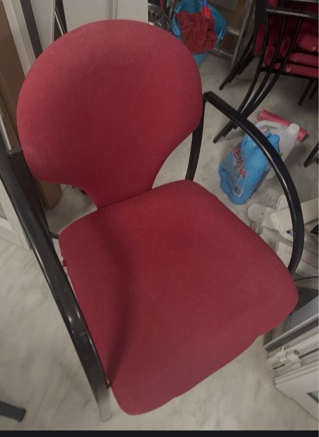 Sillas de oficina rojas y negras