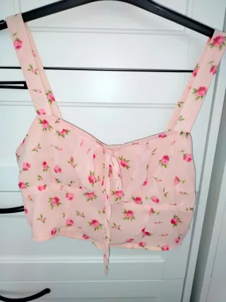 Top floral rosa con lazada