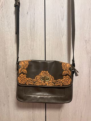 Bolso bandolera de cuero con flores