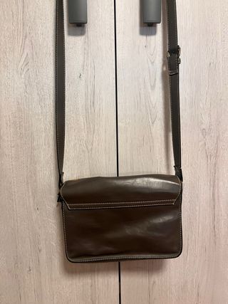 Bolso bandolera de cuero con flores