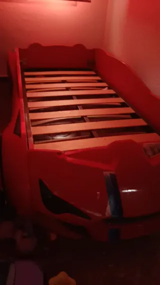 Cama coche rojo con luces