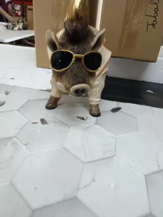 Figura Jabalí Rockero con Gafas de Sol