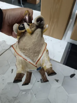 Figura Jabalí Rockero con Gafas de Sol