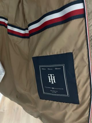 Plumífero Tommy Hilfiger beige con capucha