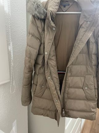 Plumífero Tommy Hilfiger beige con capucha