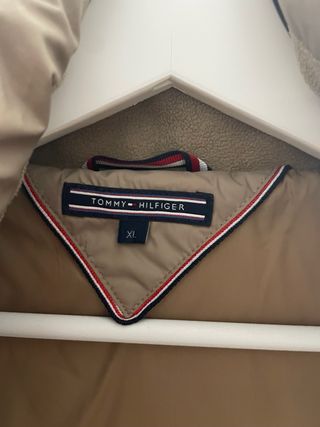 Plumífero Tommy Hilfiger beige con capucha
