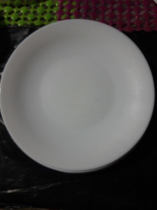 Platos llanos de porcelana blanca