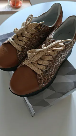 Sapatos camel com atacadores dourados